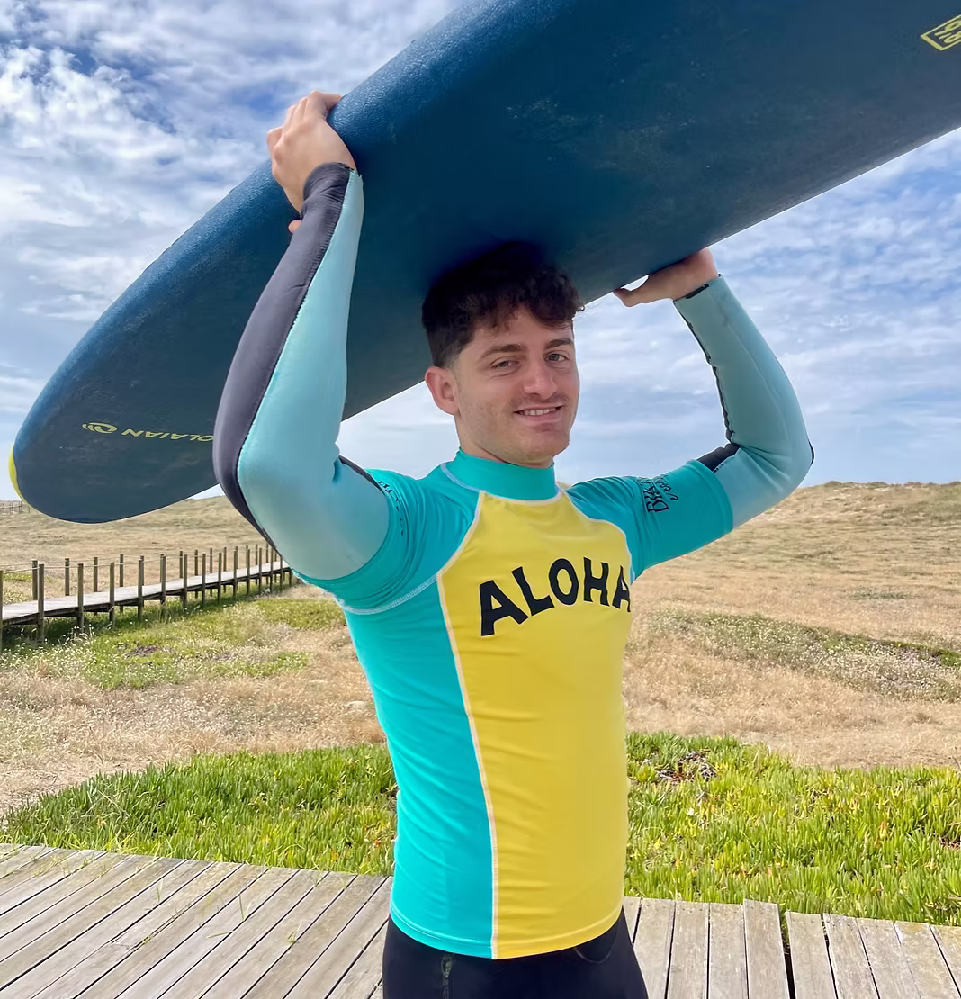 Alessio Mollica con la tavola da surf