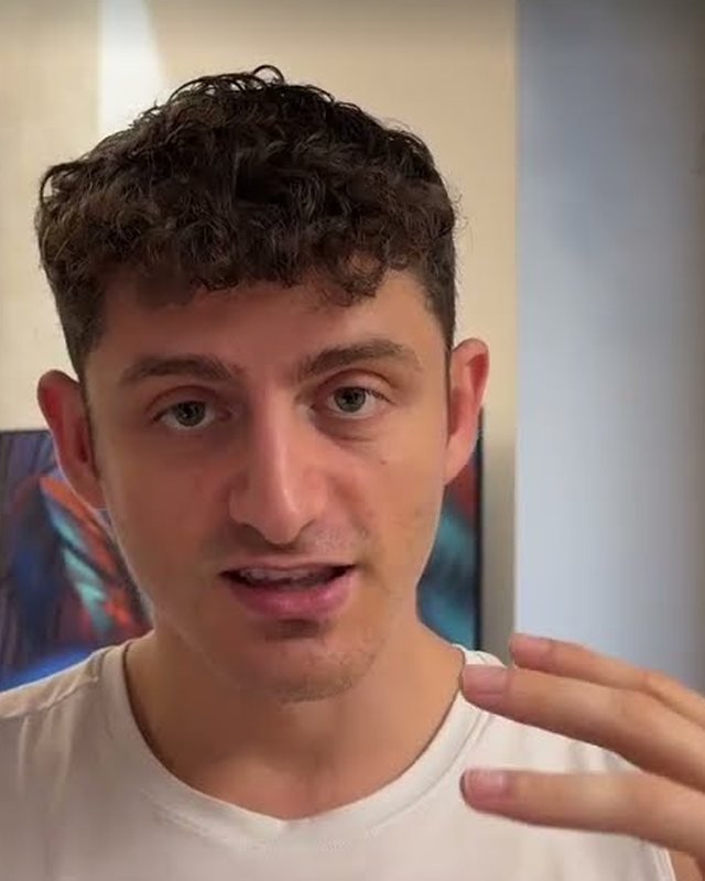 Alessio mentre introduce la pratica guidata gratuita
